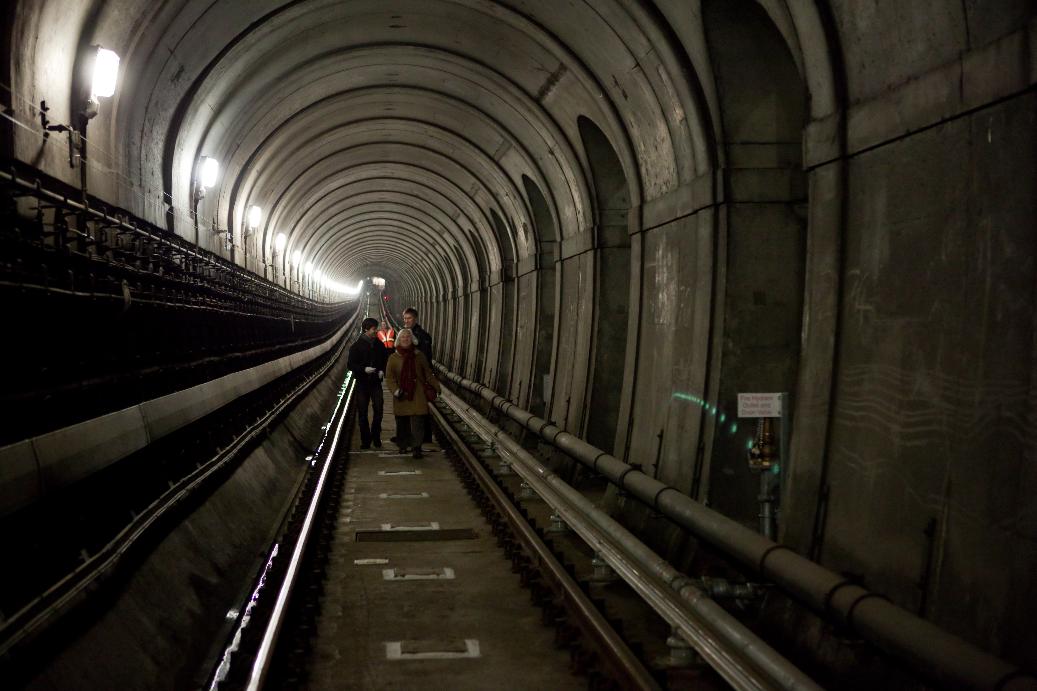 https://upload.wikimedia.org/wikipedia/commons/4/45/Thames_Tunnel_walk.jpg
